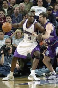 Chris Webber is defended by Scott Padgett